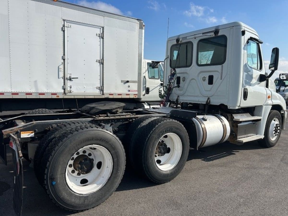 2015 Freightliner/Mercedes CASCADIA 125 323311