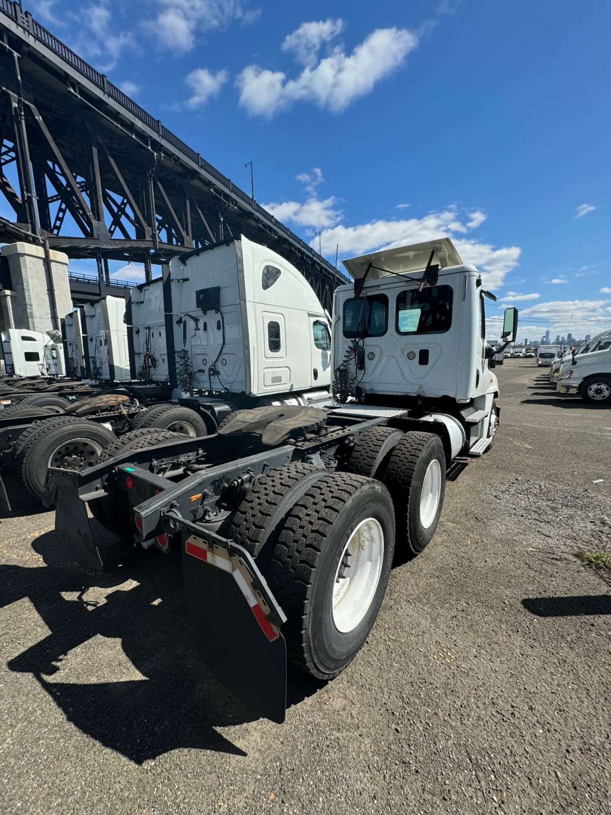 2015 Freightliner/Mercedes CASCADIA 125 324743