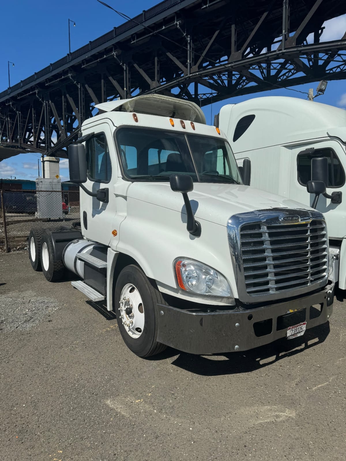 2015 Freightliner/Mercedes CASCADIA 125 324743