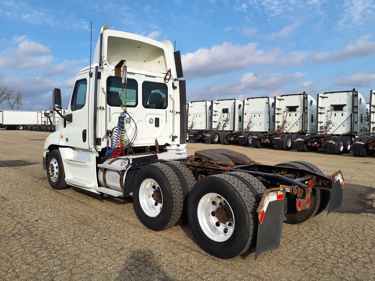 2015 Freightliner/Mercedes CASCADIA 125 327572