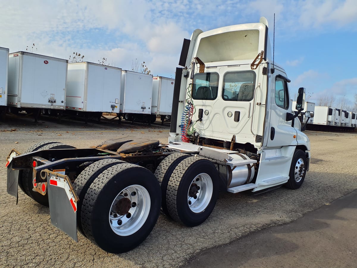 2015 Freightliner/Mercedes CASCADIA 125 327572