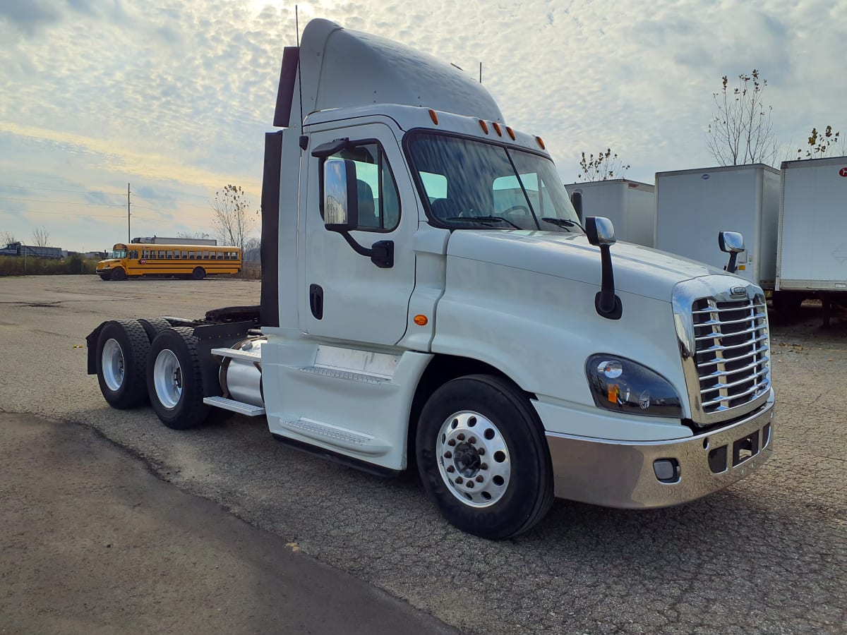 2015 Freightliner/Mercedes CASCADIA 125 327572