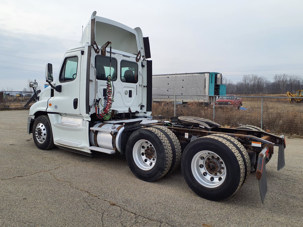 2015 Freightliner/Mercedes CASCADIA 125 328008