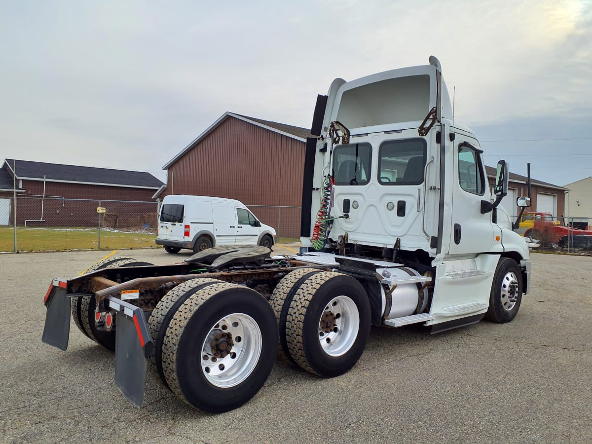 2015 Freightliner/Mercedes CASCADIA 125 328008