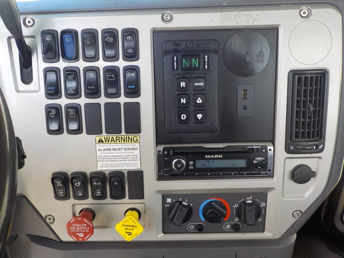2015 Mack Trucks, Inc. GU 800 330166