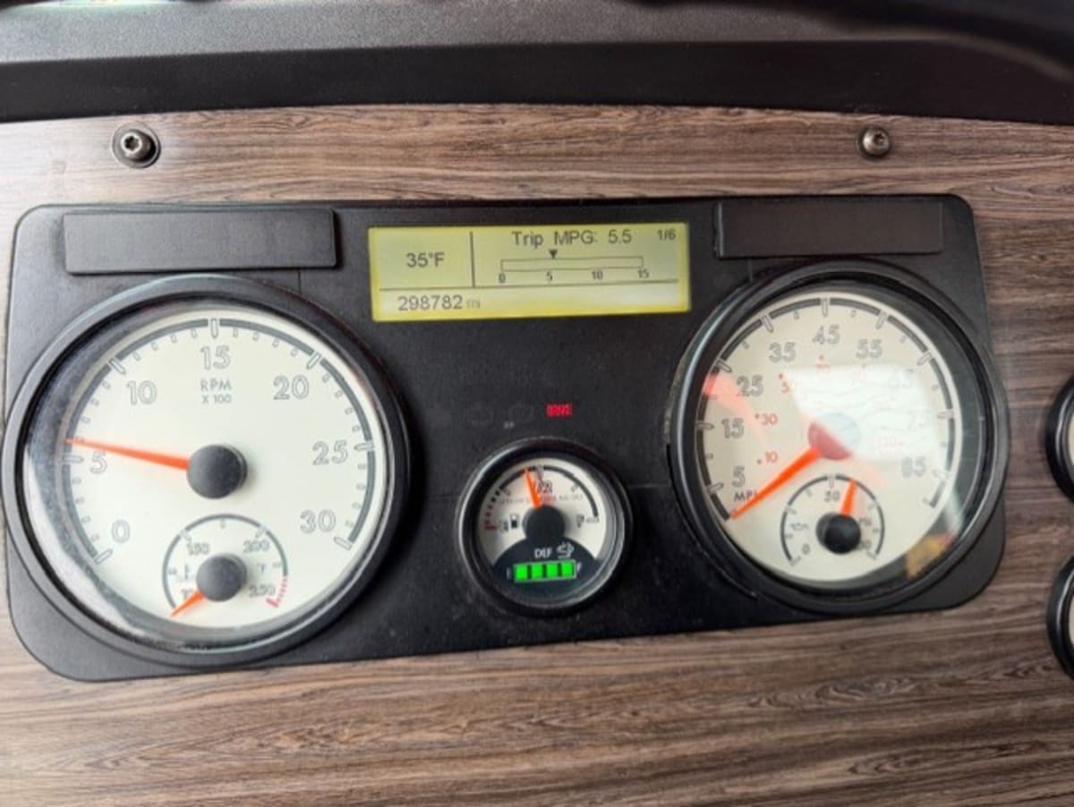 2015 Freightliner - image 10