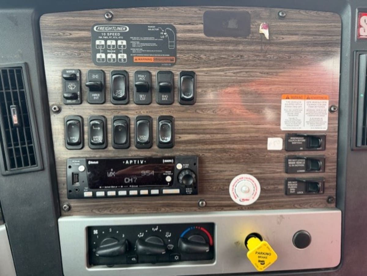 2015 Freightliner - image 13