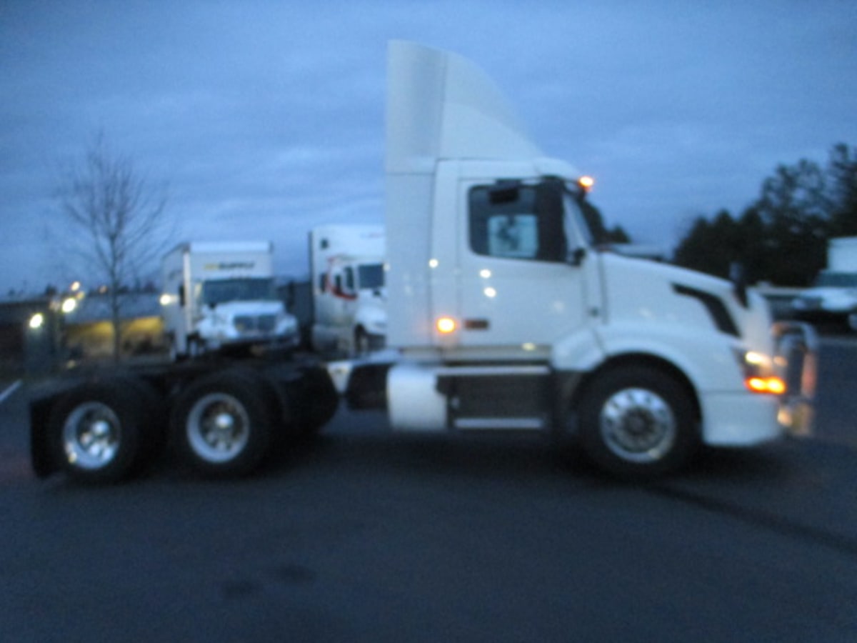 2017 Volvo VNL64T 332885