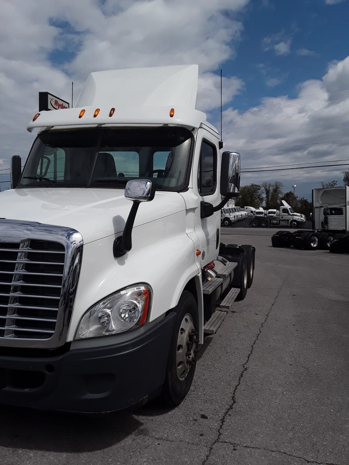 2015 Freightliner/Mercedes CASCADIA 125 333292