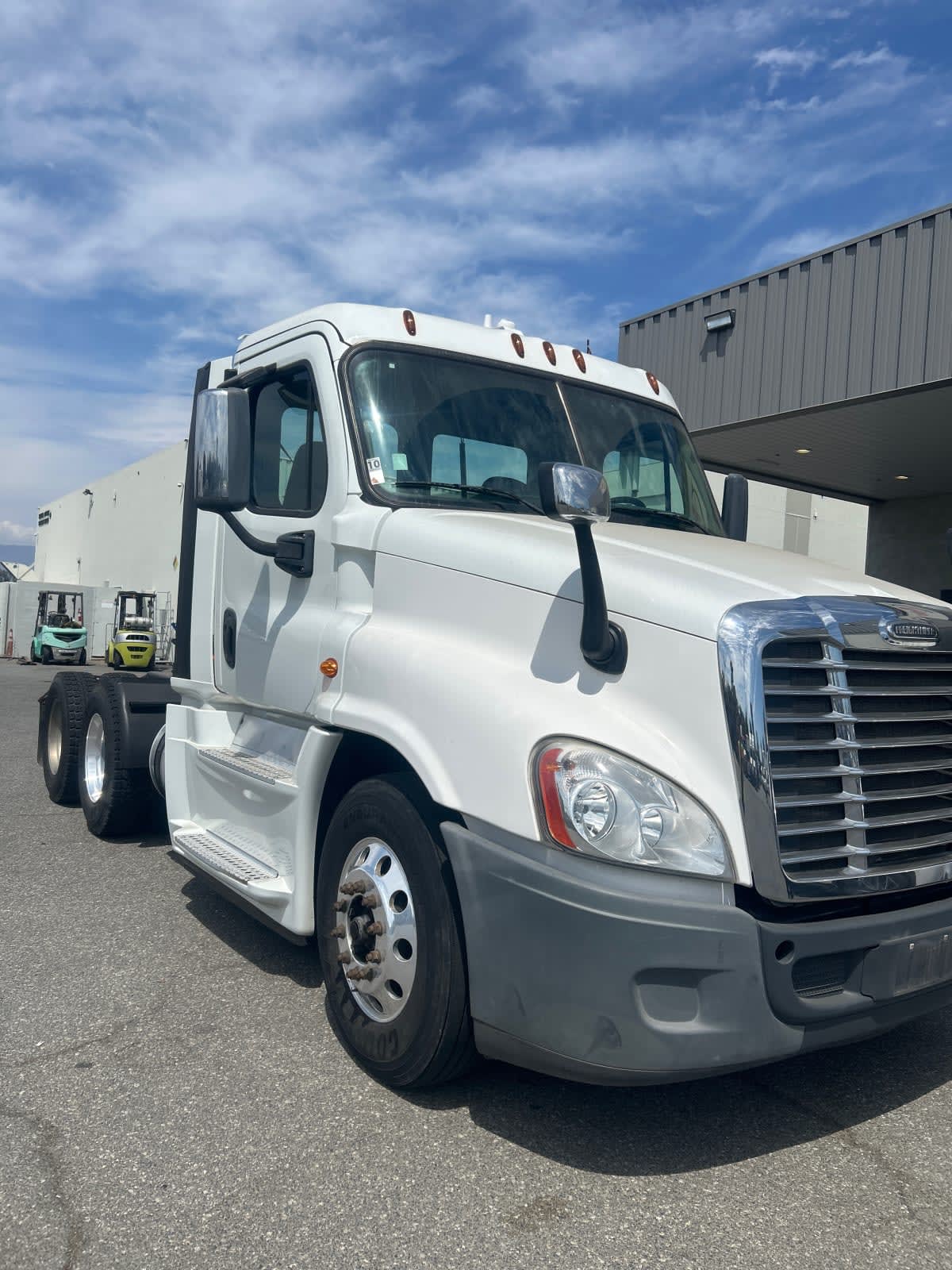 2016 Freightliner Cascadia in Pomona, CA