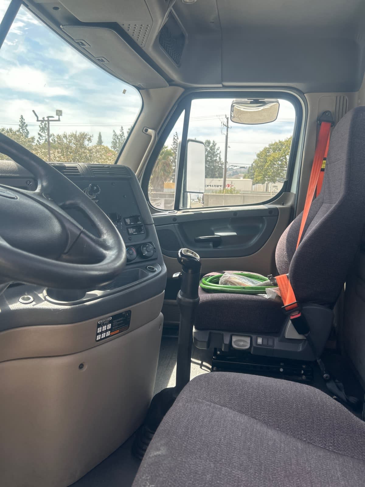 2016 Freightliner Cascadia in Pomona, CA — photo 7