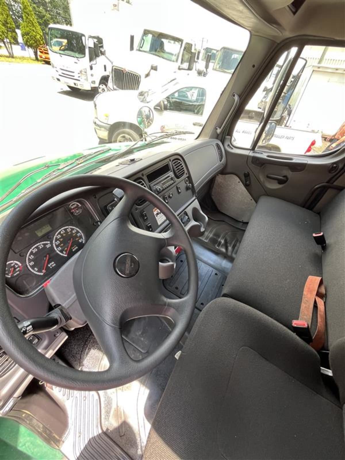 2015 Freightliner M2 106 338318