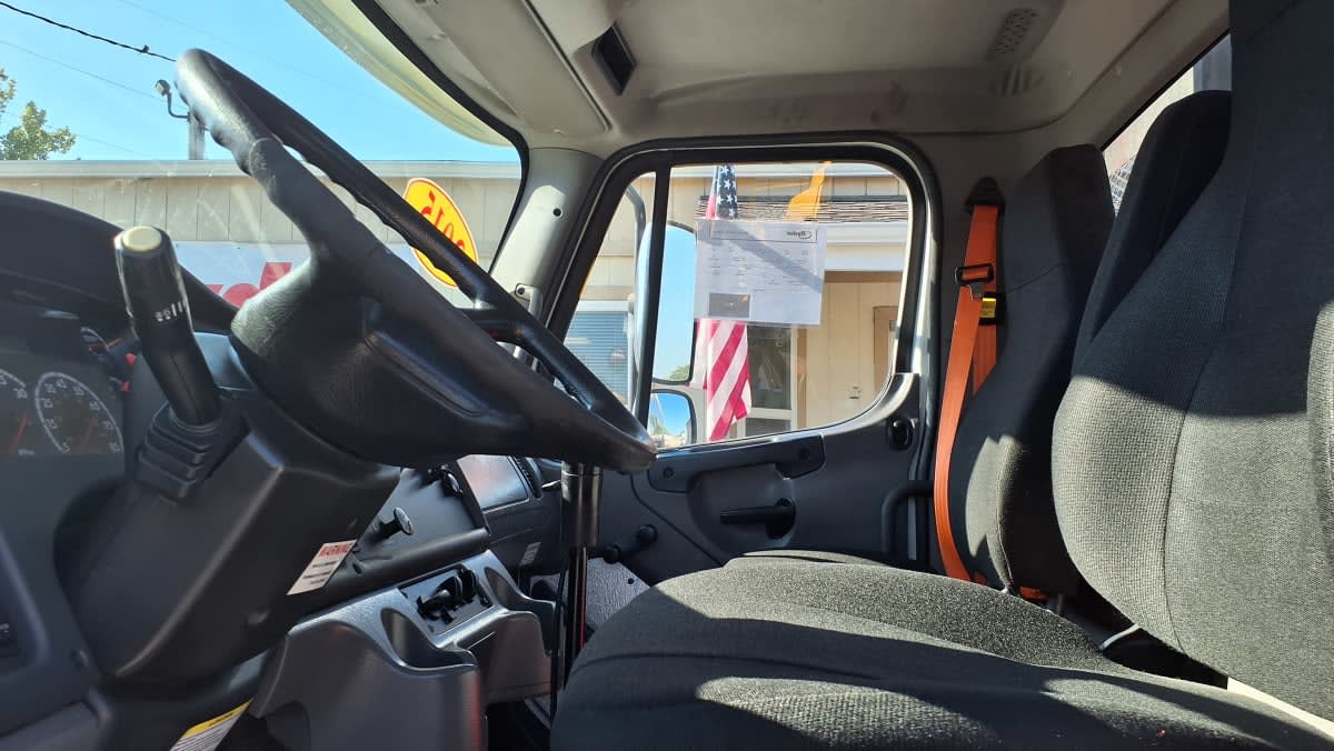 2015 Freightliner M2 106 in West Chester, OH — photo 7