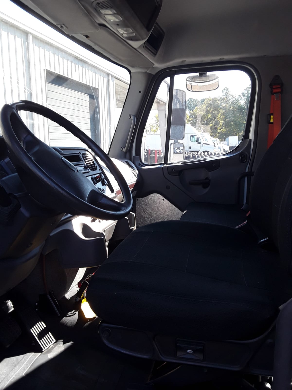2015 Freightliner/Mercedes M2 106 349075