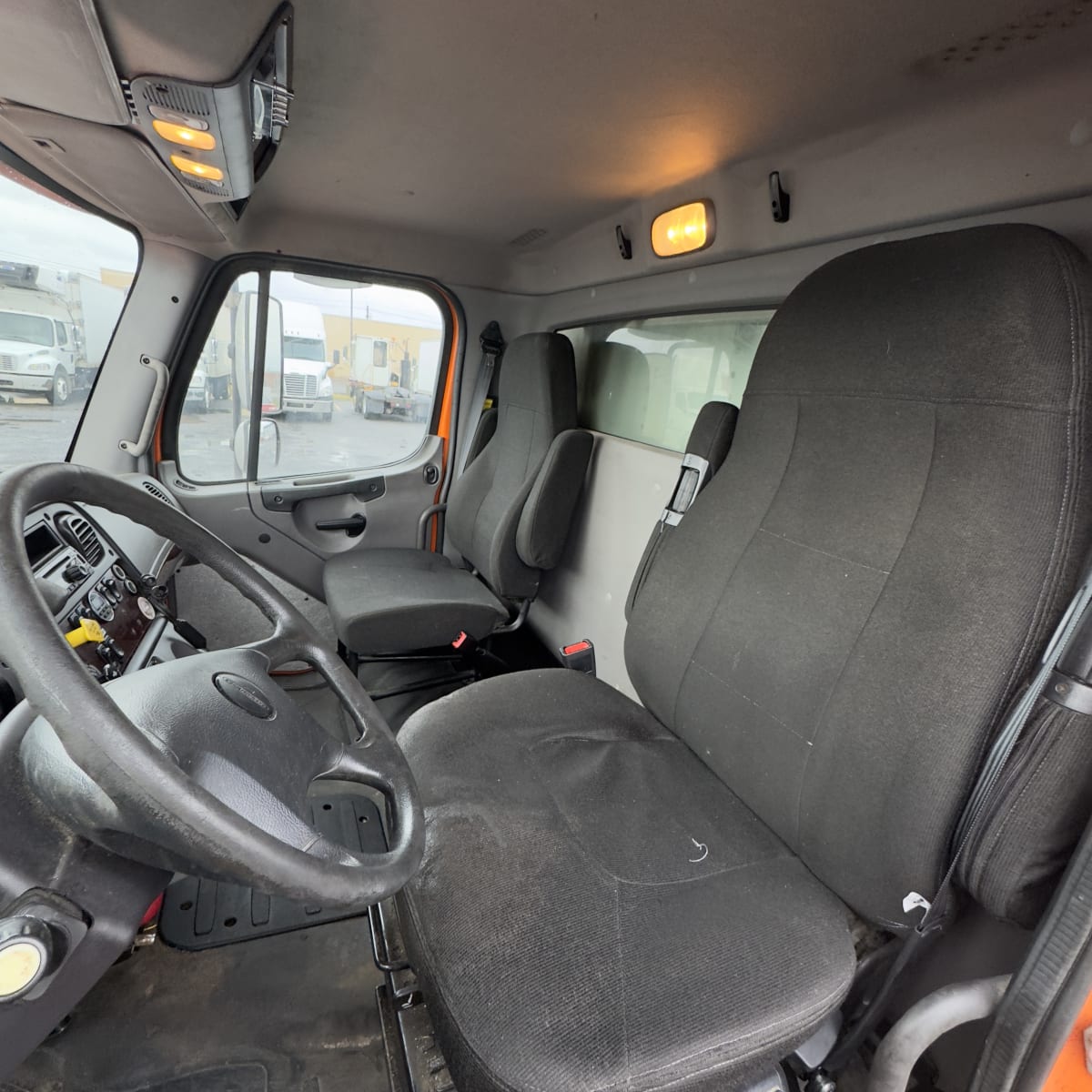 2016 Freightliner/Mercedes M2 106 361390