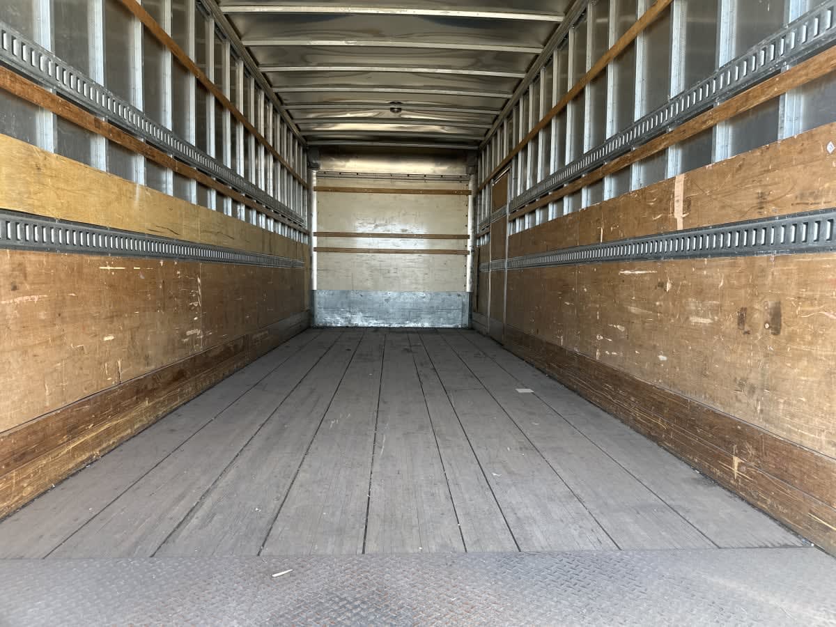 2016 International 4300 - image 8