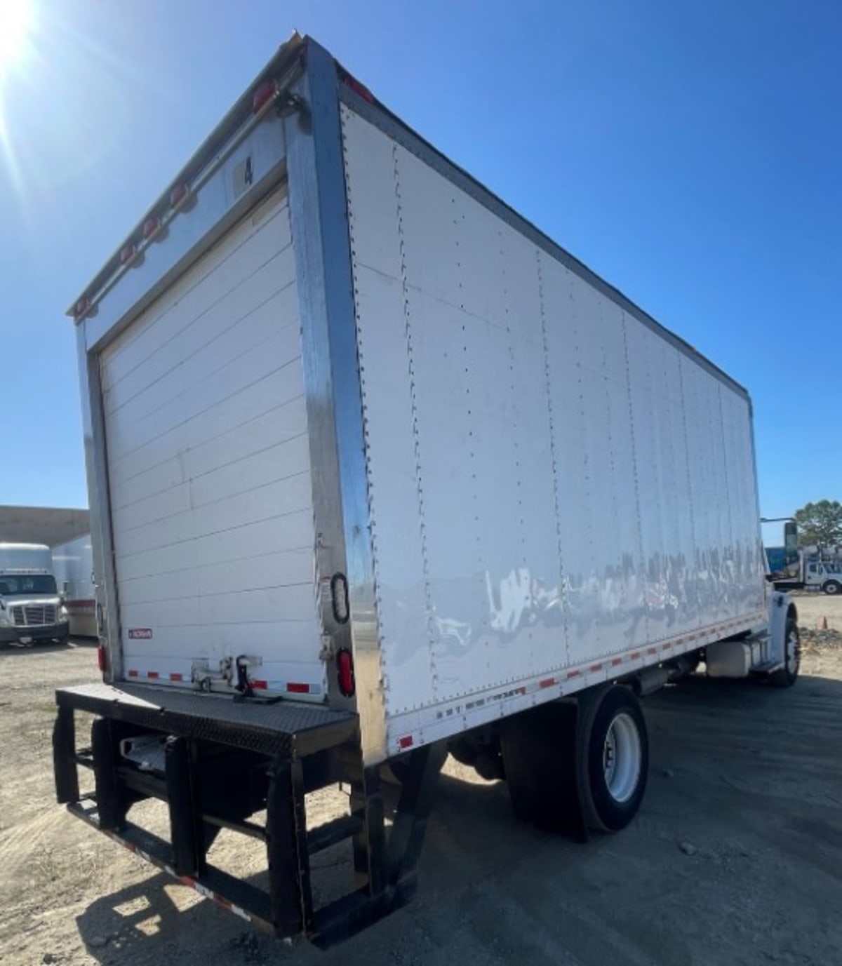 2016 Freightliner/Mercedes M2 106 371464