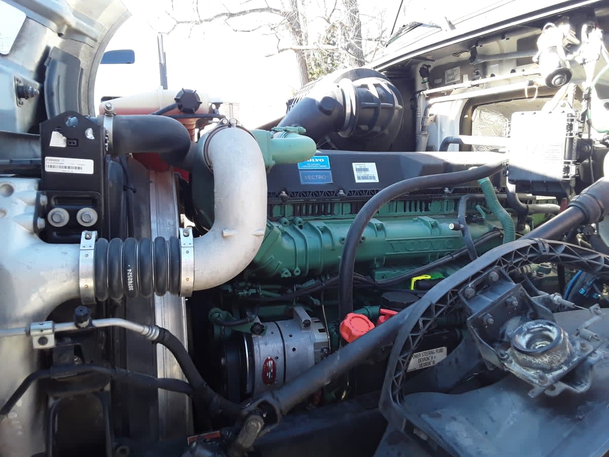 2016 Volvo - image 5