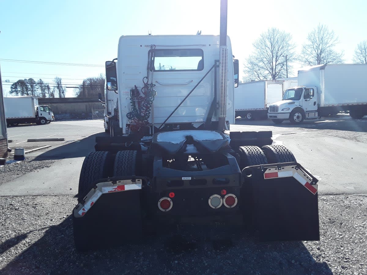 2016 Volvo - image 8