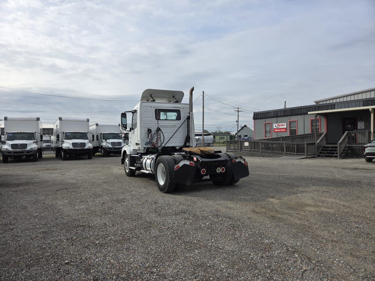 2016 Volvo - image 6