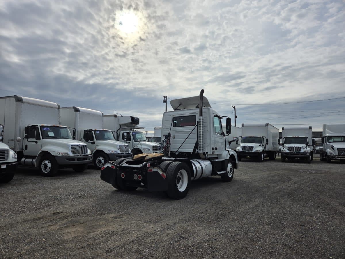 2016 Volvo - image 4