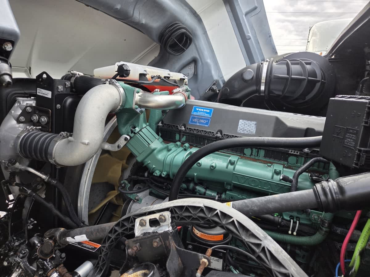 2016 Volvo - image 8