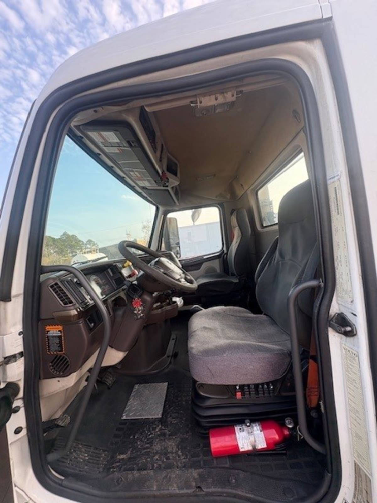 2016 Volvo - image 5