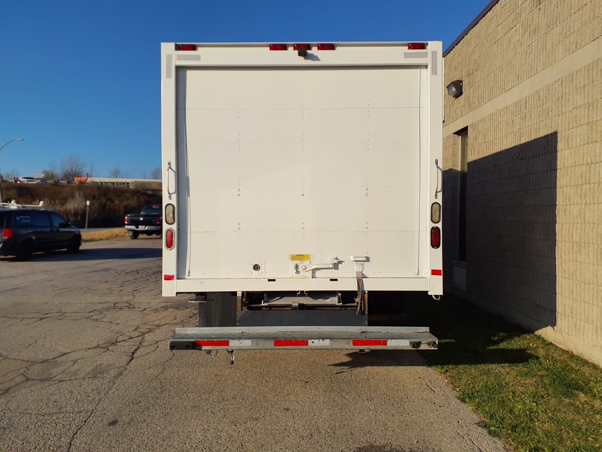 2015 Ford Motor Company E450 385432