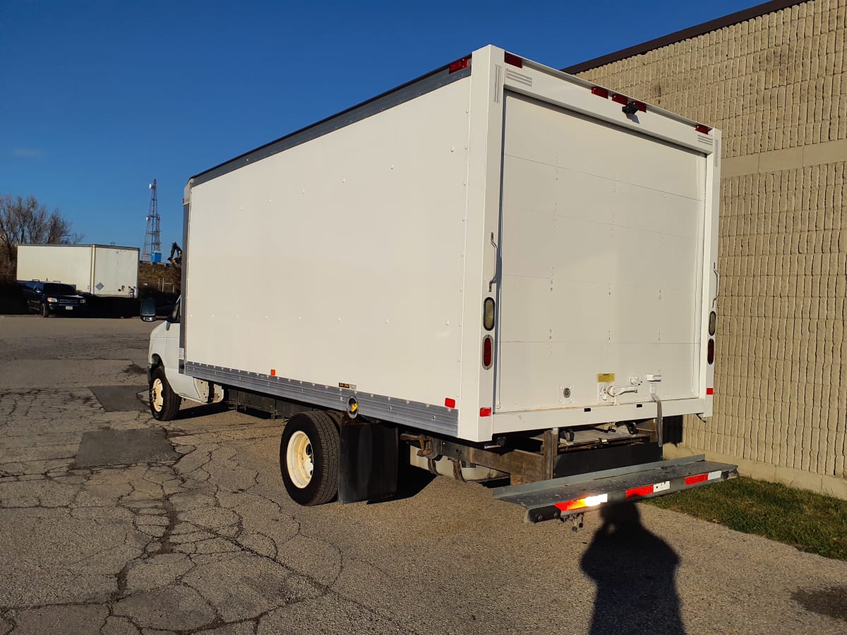 2015 Ford Motor Company E450 385432