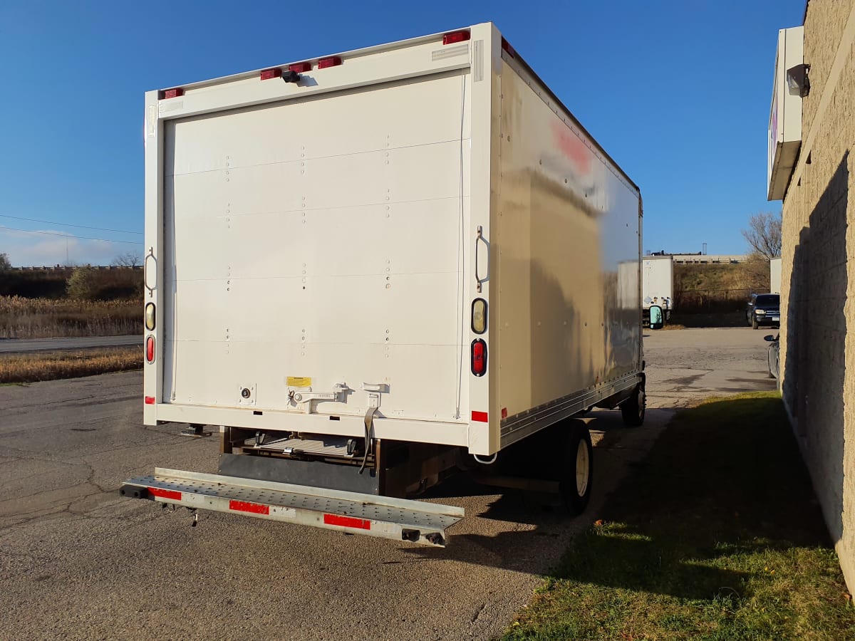 2015 Ford Motor Company E450 385432