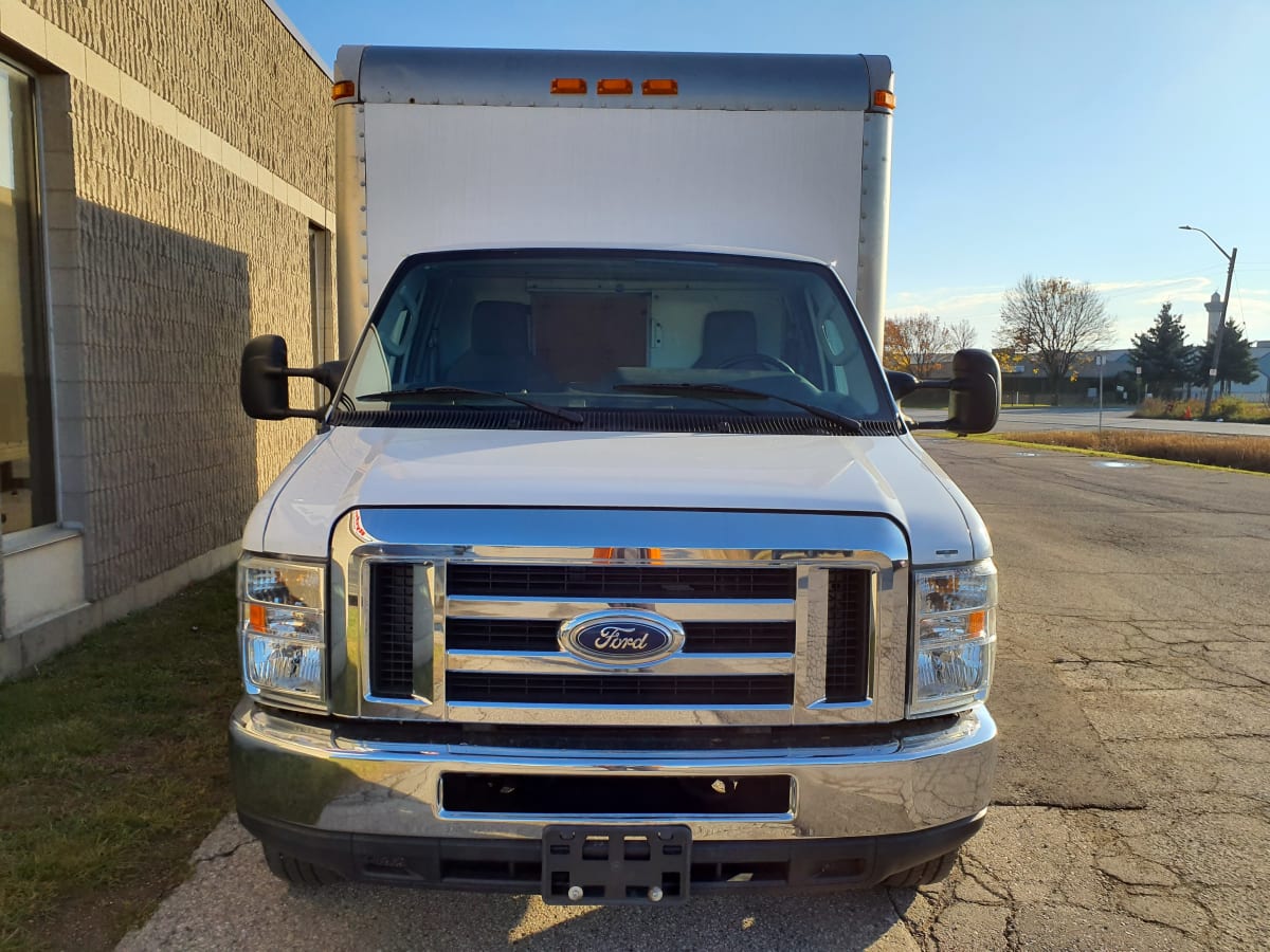 2015 Ford Motor Company E450 385432