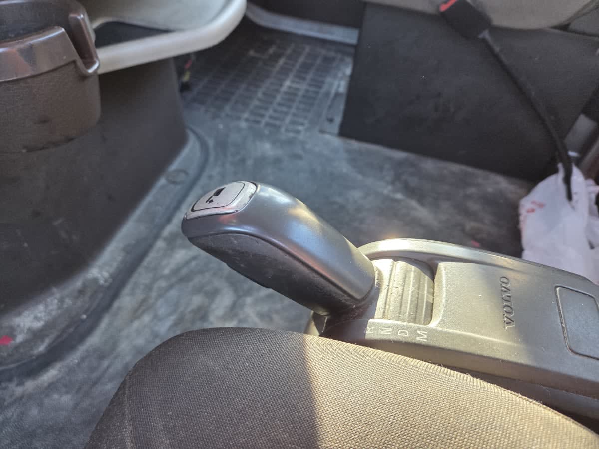 2016 Volvo - image 9