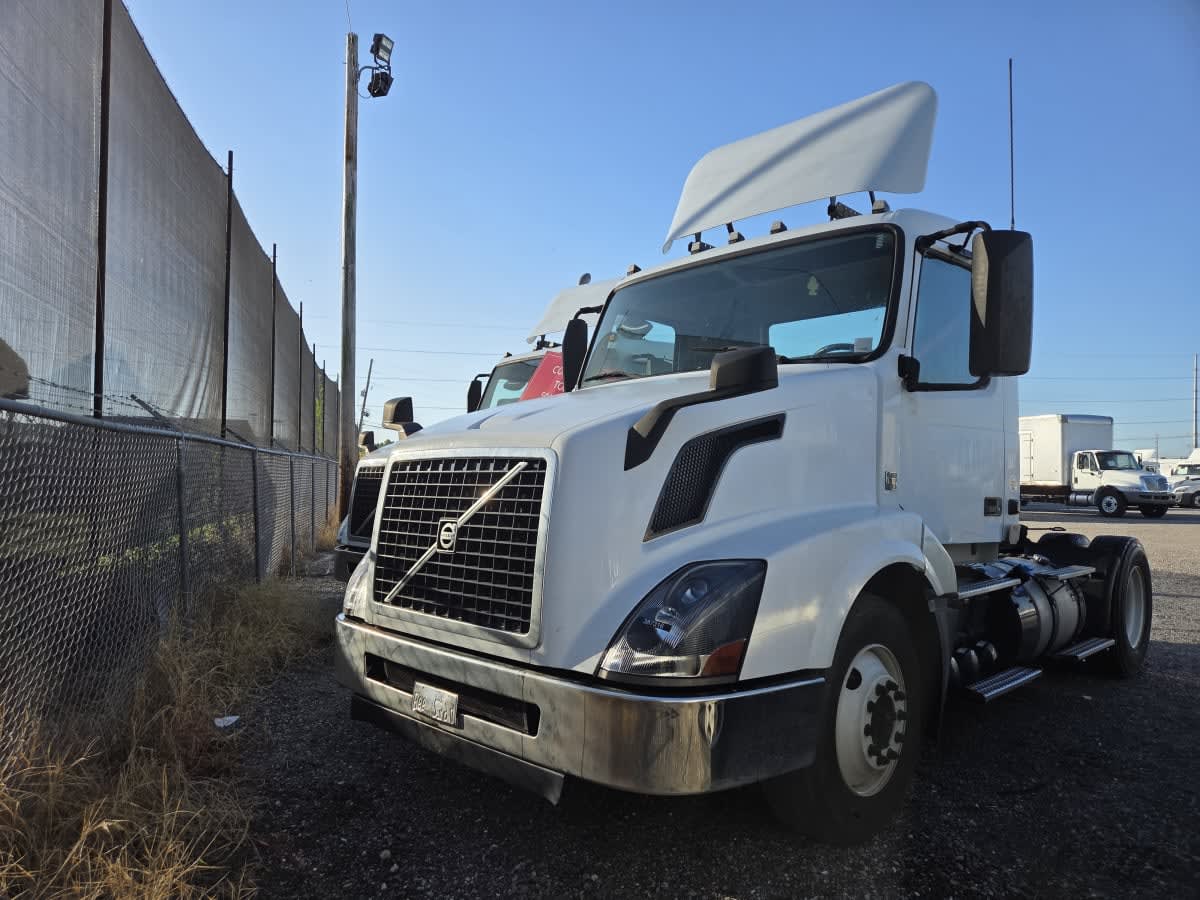 2016 Volvo - image 2