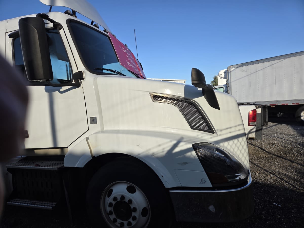 2016 Volvo - image 3