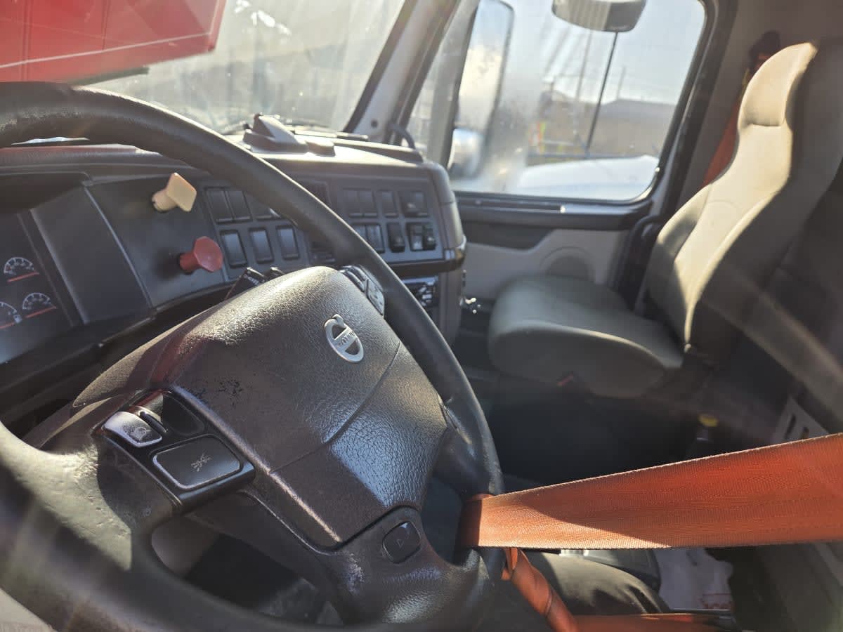 2016 Volvo - image 7