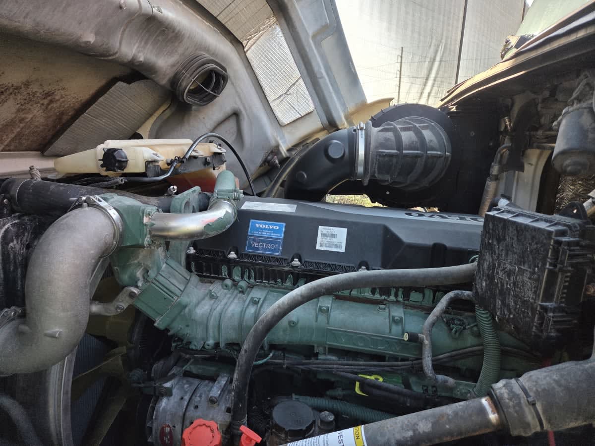 2016 Volvo - image 8