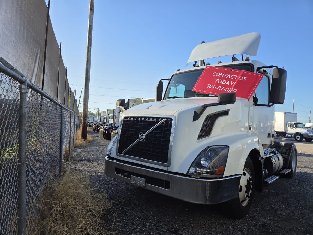 2016 Volvo - image 2