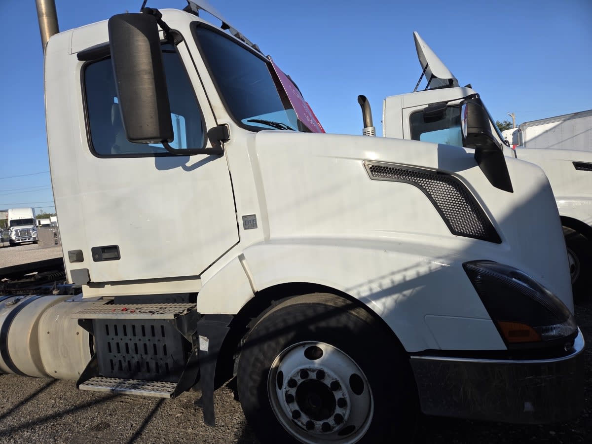 2016 Volvo - image 3