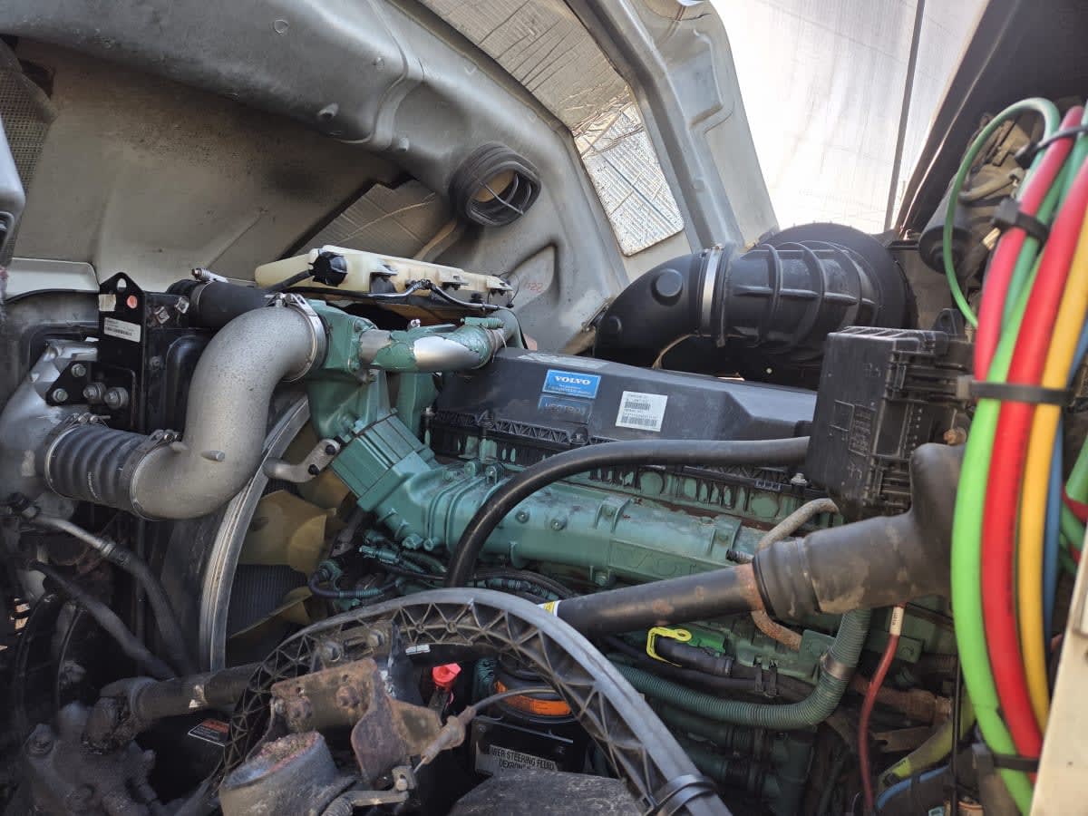 2016 Volvo - image 8