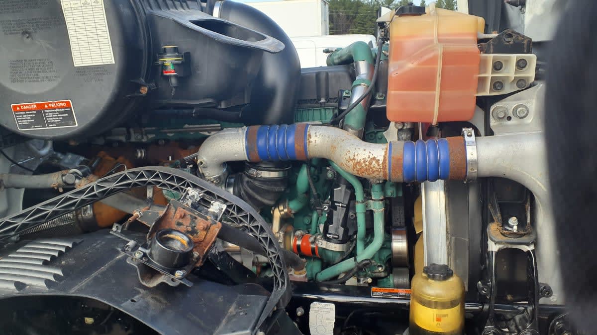 2016 Volvo - image 9