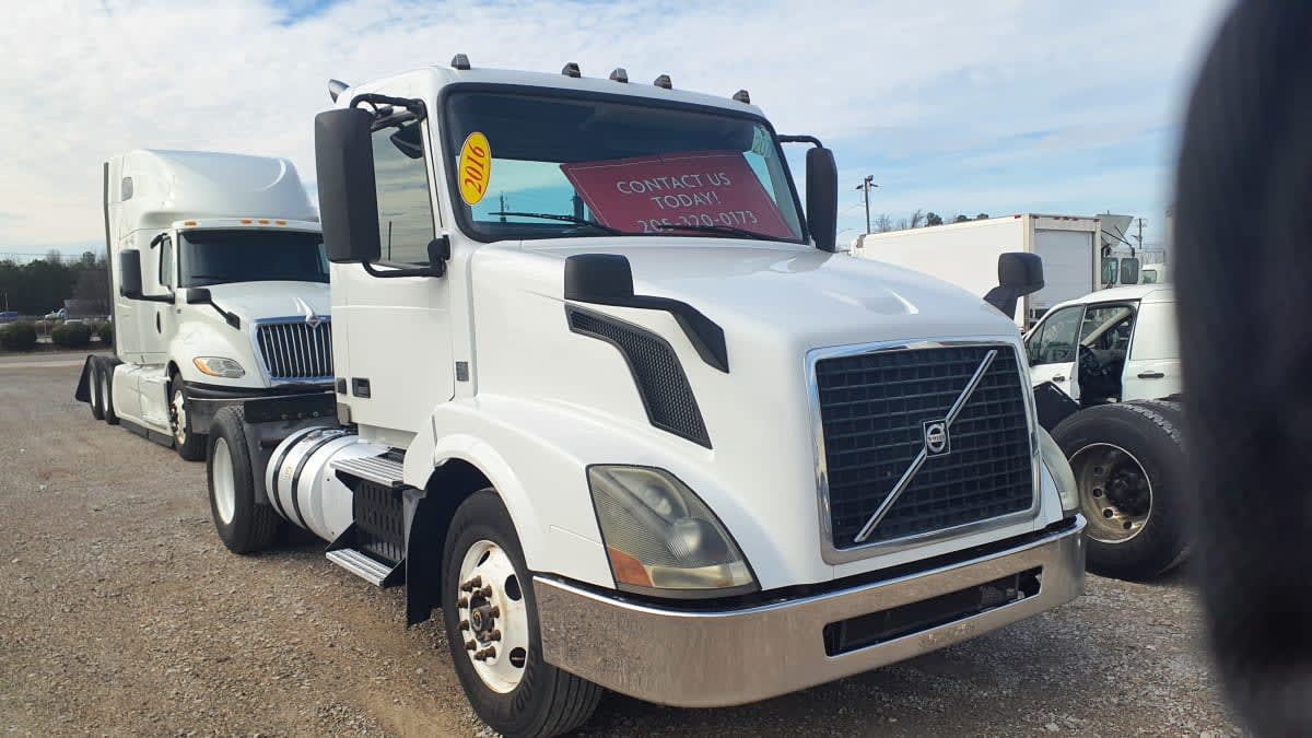 2016 Volvo - image 3