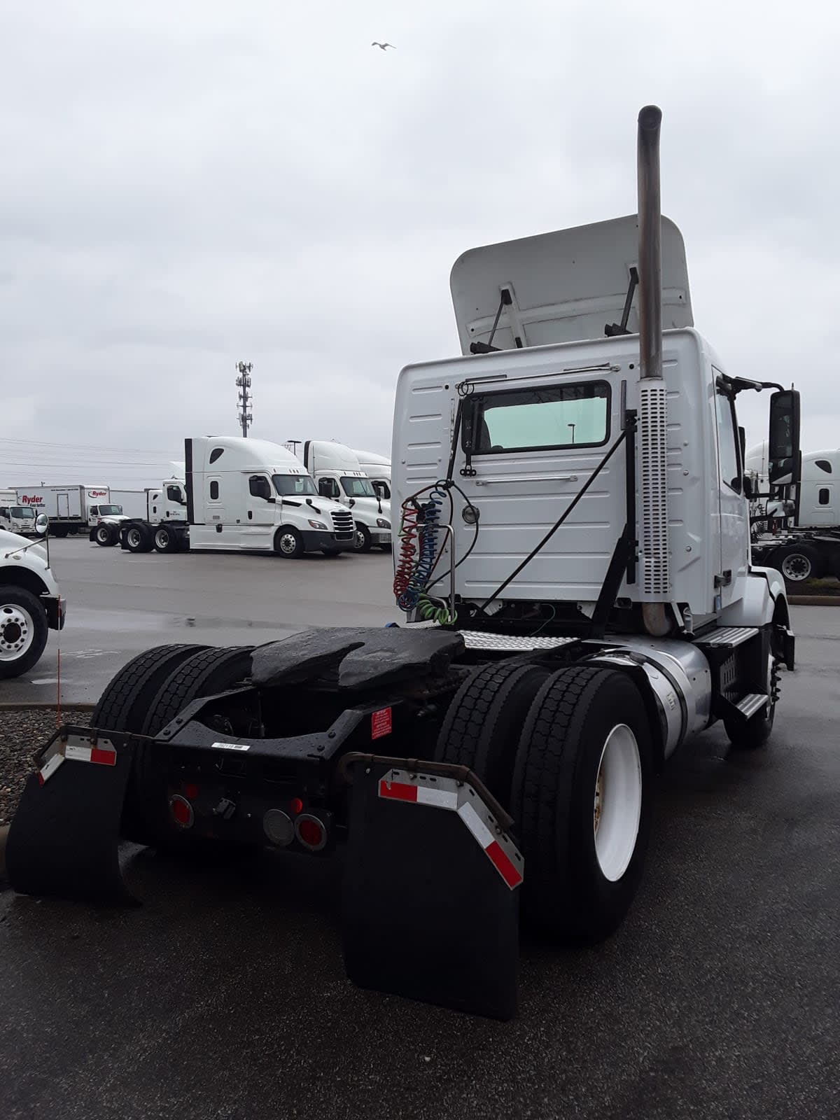 2016 Volvo - image 4