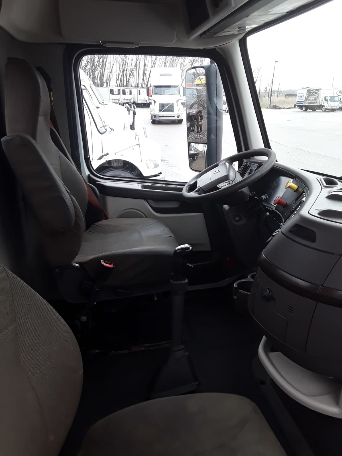 2016 Volvo - image 7