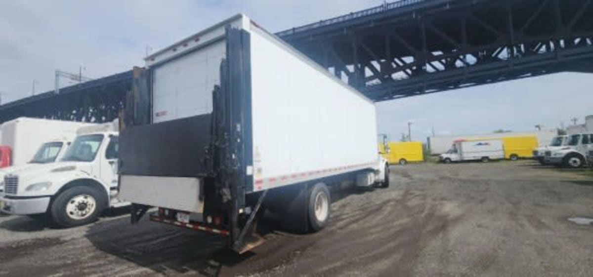 2016 Freightliner/Mercedes M2 106 394570