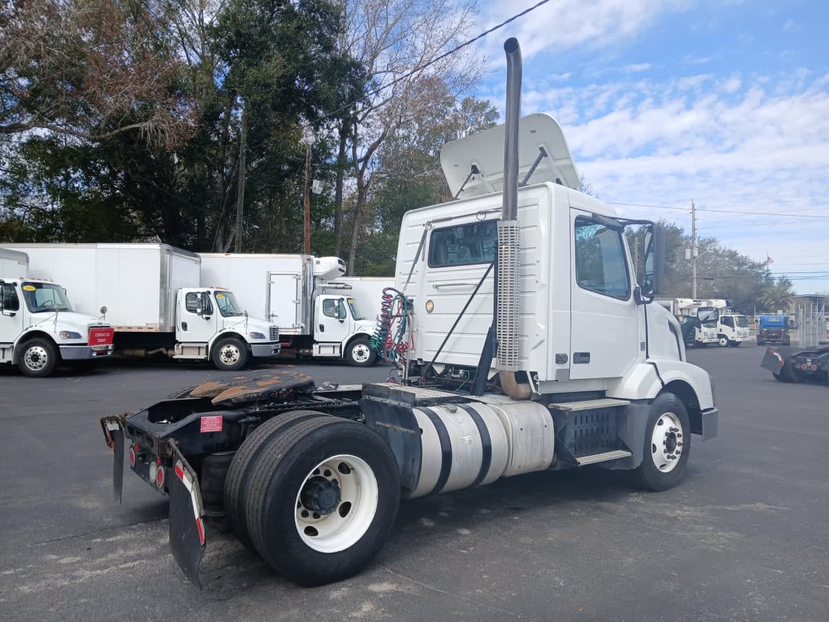 2016 Volvo - image 4