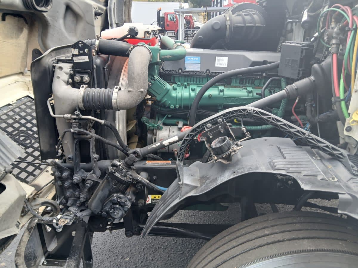 2016 Volvo - image 8