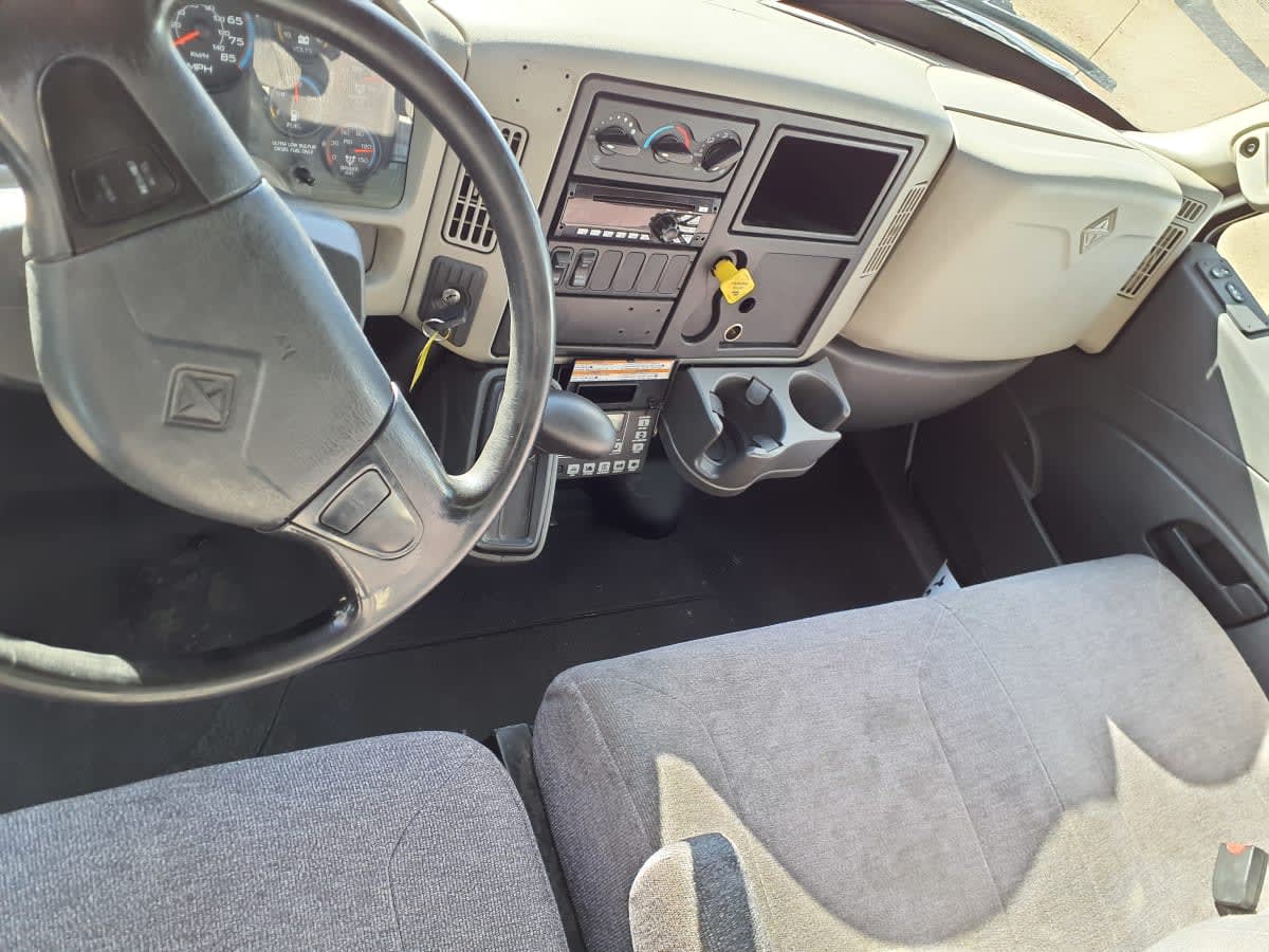 2016 International 4300 - image 8