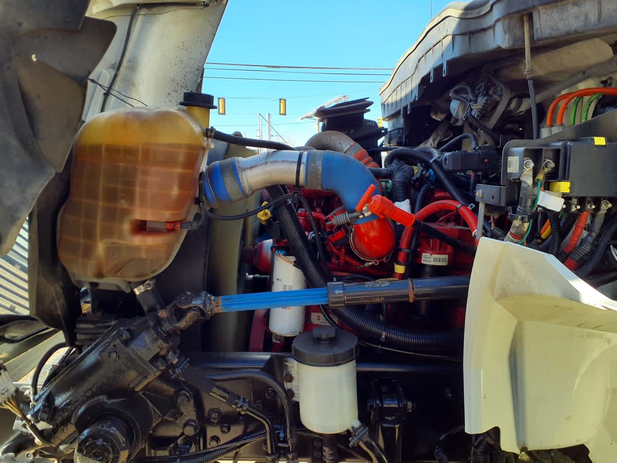 2016 International 4300 - image 10