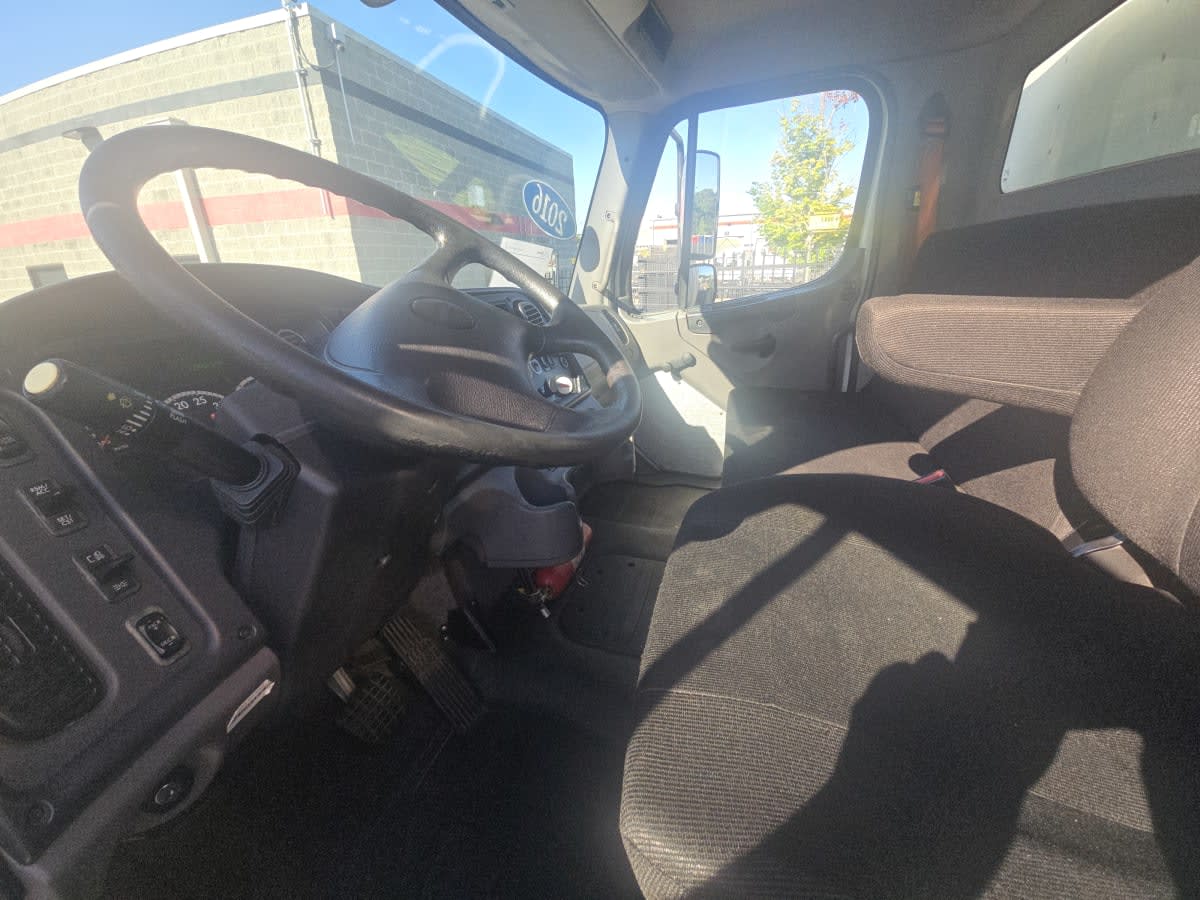 2016 Freightliner/Mercedes M2 106 398850