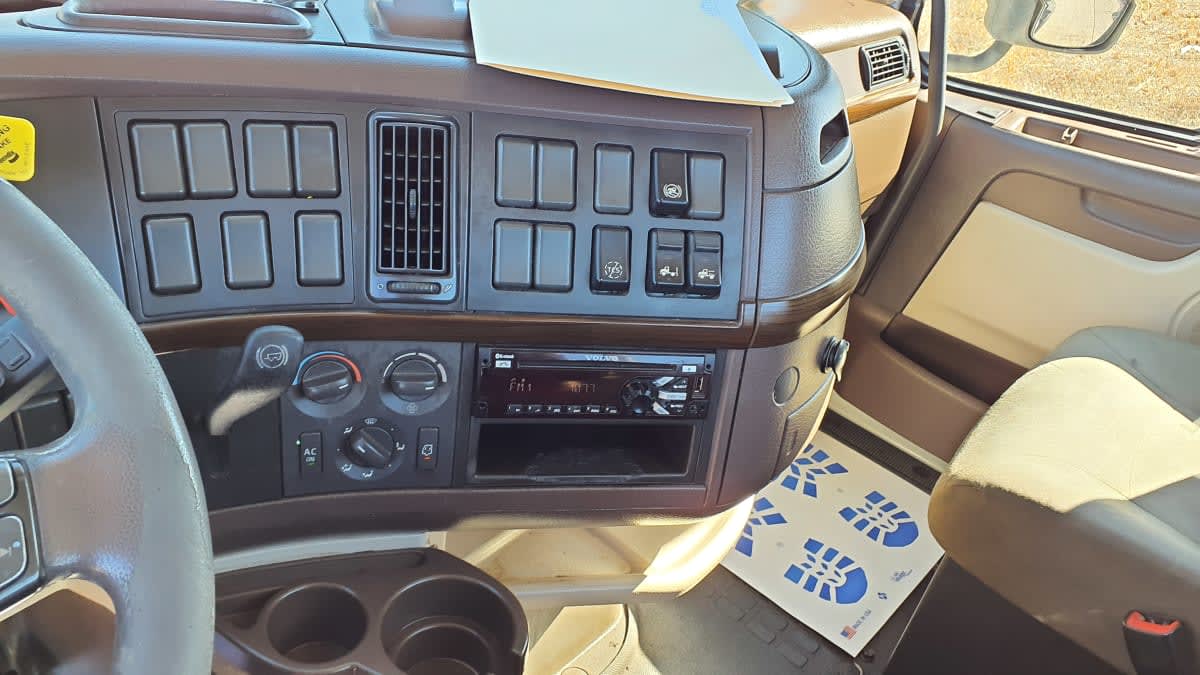 2016 Volvo - image 13